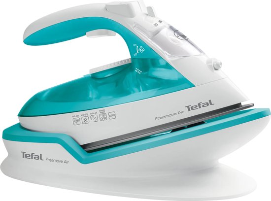 Tefal Freemove Air stoomstrijkijzer in wit en turkoois, geplaatst in het oplaadstation.