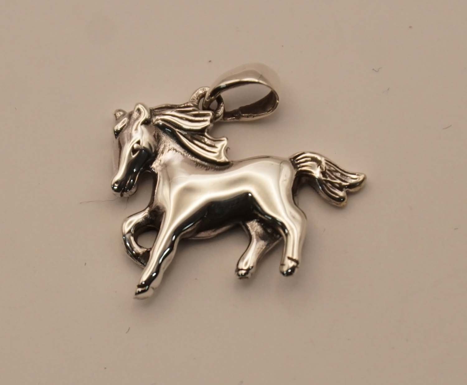 Zilveren hanger paard - sterling zilveren hanger sierlijke paardje - paard in galop voor aan ketting - hanger voor paardenliefhebber - sierlijke galopperend paard hangertje