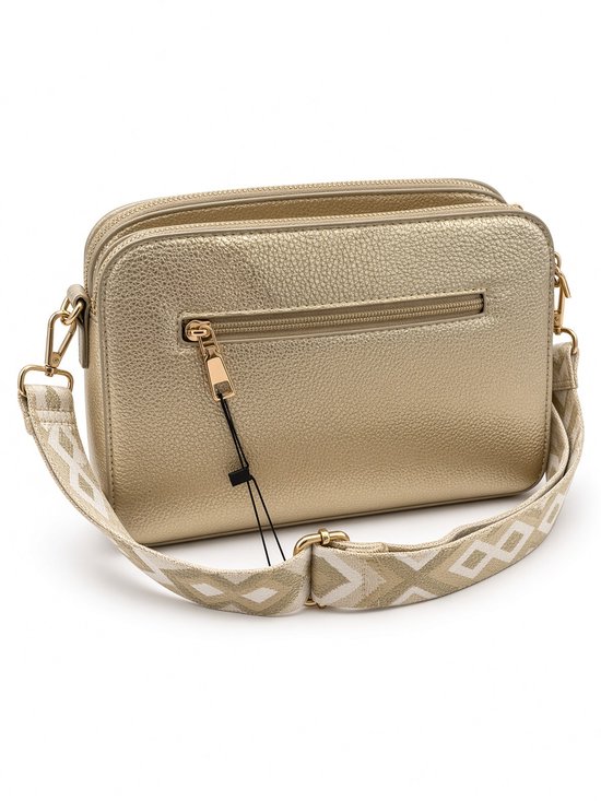 Achterkant van een gouden crossbodytas met een ritsvak en een beige schouderband op een witte achtergrond.