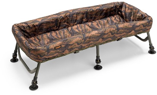 Opvouwbare Skarp Camo Protect Cradle met camouflagepatroon, stevige metalen poten en een gewatteerde binnenkant.