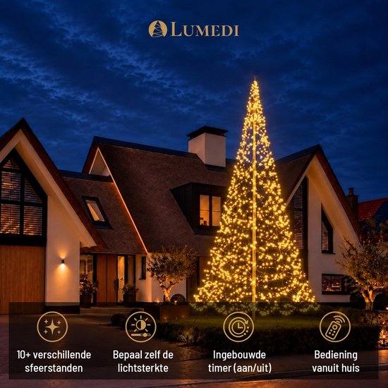 Grote Lumedi vlaggenmast kerstboom met warm wit licht bij een huis, inclusief iconen voor functies en timer.