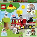 Verpakking LEGO Duplo 10969 Brandweerauto met afbeeldingen van het speelgoed en ontwikkelingsvoordelen.