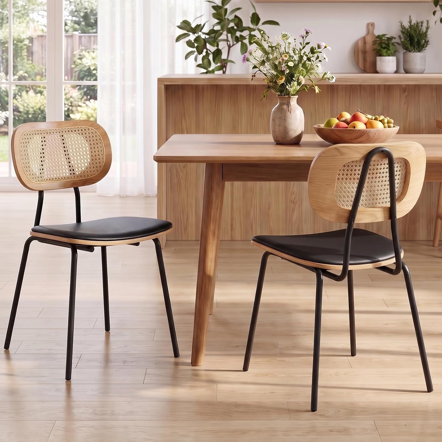 Rotan Eetkamerstoelen Set van 2 met Zwarte Kunstleren Zitting en Metalen Poten – Moderne Gestoffeerde Keukenstoelen met Rotan Rugleuning – 47 x 54 x 81 cm