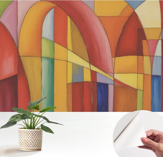 Zelfklevend fotobehang met abstracte bogen, naast een kamerplant en een hand die de zelfklevende achterkant laat zien.
