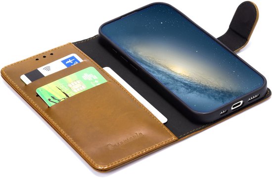 Opengeklapt bruin lederen hoesje met kaartvakjes en Casemania-logo.