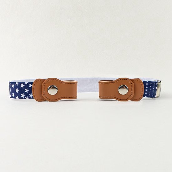 Elastische riem met donkerblauw sterrenpatroon en bruine leren drukknopen op een witte achtergrond.