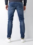 Achterkant van een man in donkerblauwe slim fit jeans met twee achterzakken.