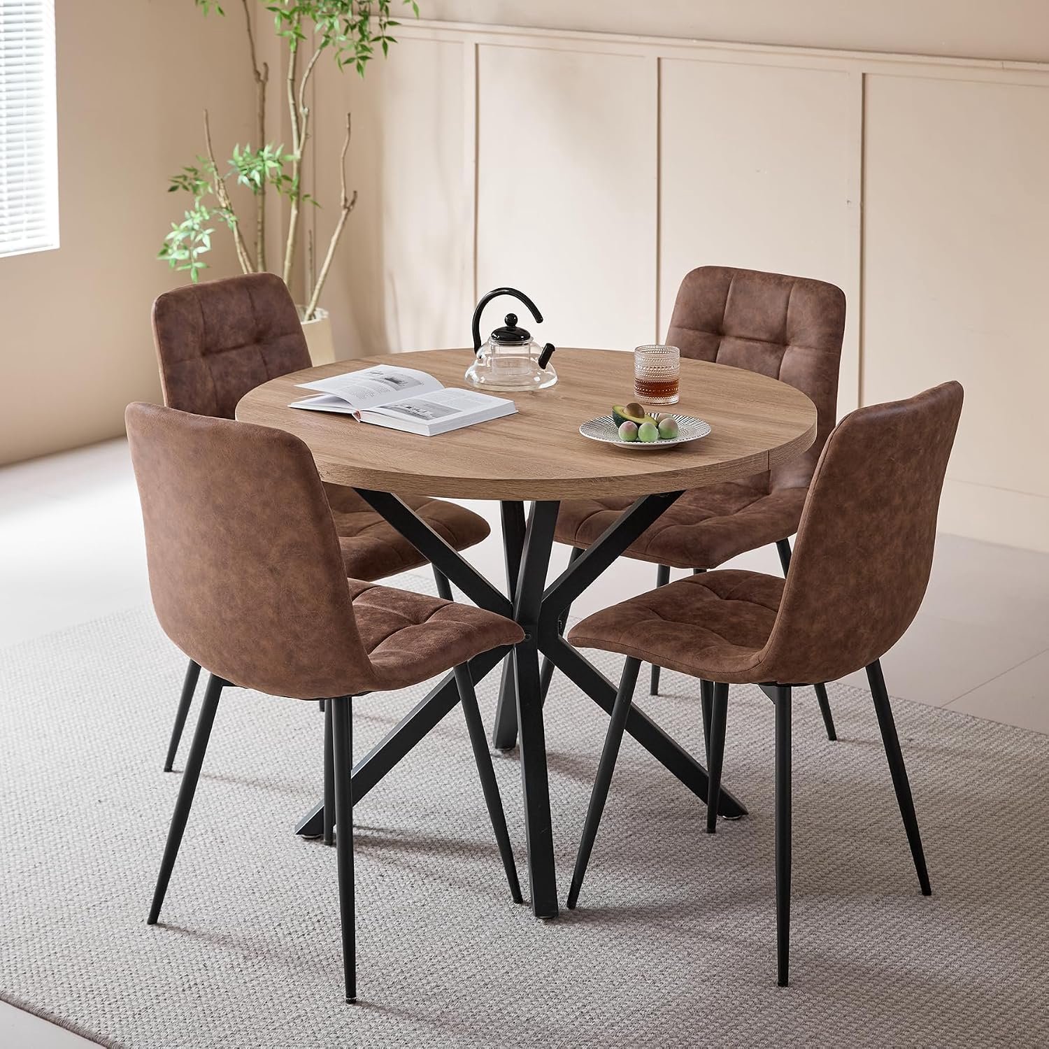 Ronde Eettafel Set met 4 Lichtbruine Kunstleren Eetkamerstoelen – 5-Delige Eetkamerset met Ronde Tafel Ø 100 cm, MDF Tafelblad van 3,5 cm, Metalen Poten en Verstelbare Voetjes – Moderne Keukentafel voor Woonkamer, Eetkamer en Horeca