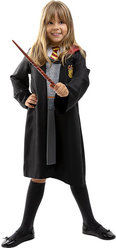 Kind in Hermelien Griffel kostuum met zwarte mantel, Gryffindor embleem, grijze trui, das en toverstaf.