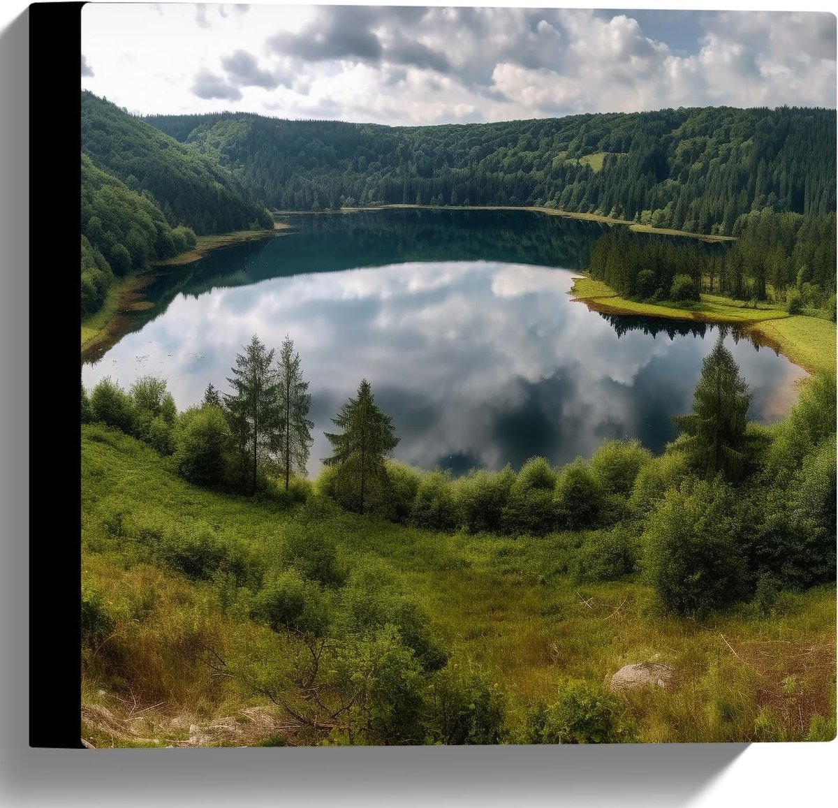 - Meer omringd door Groene Bergen - 30x30 cm Foto op Canvas Schilderij (Wanddecoratie op Canvas)