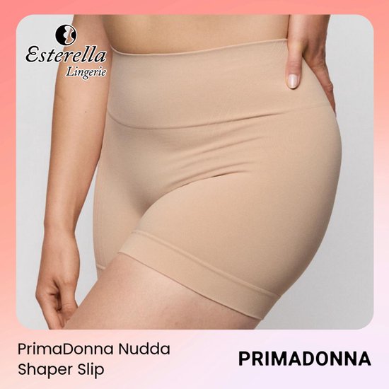 Model draagt een beige PrimaDonna Nudda corrigerende short. De short heeft een hoge taille en subtiele ribbeltextuur op de zijkanten.