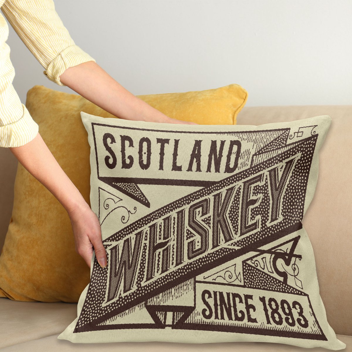 ABAKUHAUS Man Cave Sierkussenhoes, Whiskey Ontwerp Oud Mode Scotland Alcohol Retro Drink Taste Quality, Decoratieve Vierkante Sierkussenhoes, 50 x 50 cm, Chocolate Ivoor