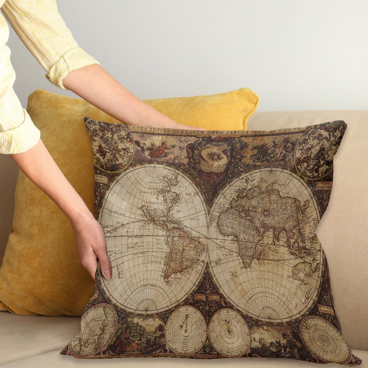 ABAKUHAUS World Kaart Sierkussenhoes, Oud World Kaart Getekend in 1720s Nostalgisch Stijl Kunst Historical Atlas Vintage Ontwerp, Decoratieve Vierkante Sierkussenhoes, 100 x 100 cm, Meerkleurig