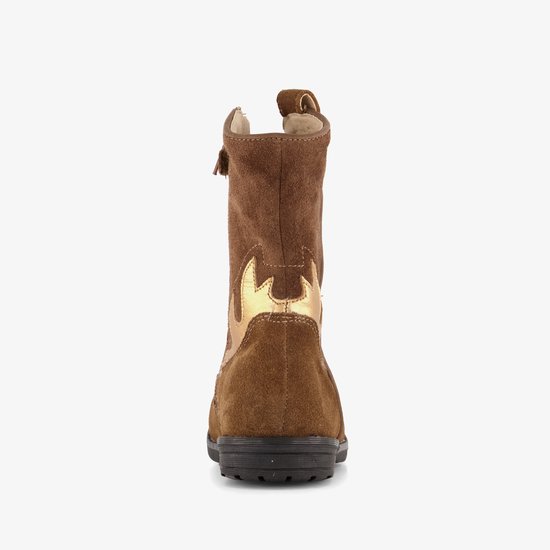 Bruine suède cowboylaars van achteren met goudkleurige vlammenapplicatie en zwarte zool.