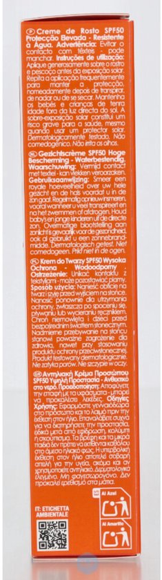 Zijkant van de verpakking met productinformatie in meerdere talen, inclusief een QR-code.