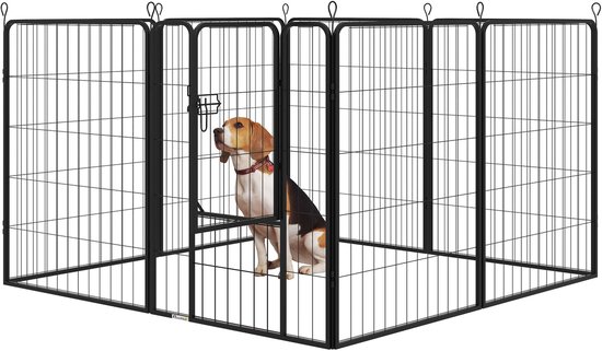 Zwarte, metalen puppyren van 100 cm hoog, met een afsluitbare deur. Een tri-color beagle zit binnen de ren.