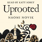 Boekcover 'Uprooted' van Naomi Novik, met een gestileerde rode roos en toren op een beige achtergrond.