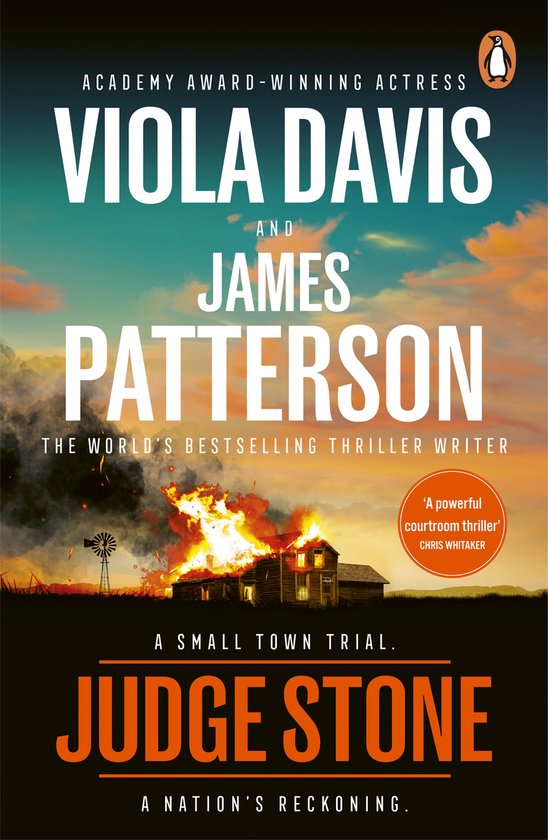 Boek 'Judge Stone' van Viola Davis en James Patterson. Een brandend huis met een windmolen op de achtergrond.