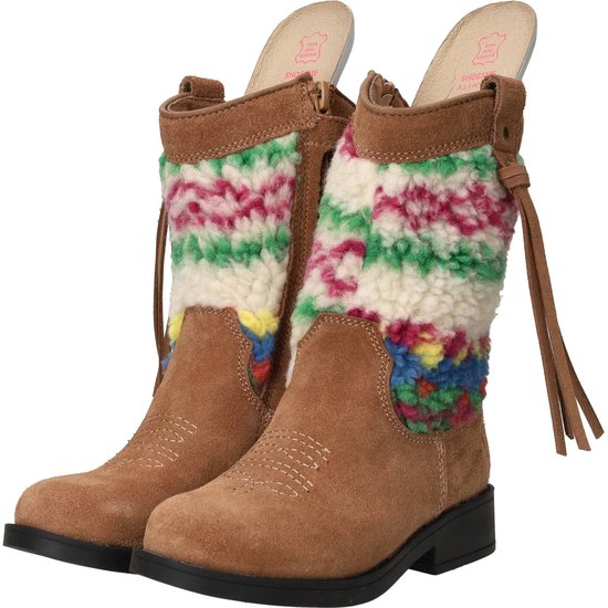 Paar bruine suède kinderlaarzen met kleurrijke wollen accenten, franje en label '100% real leather'.
