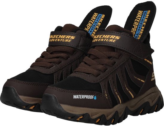 Bruine Skechers wandelschoenen met zwarte mesh en gele accenten. 'WATERPROOF' op de zijkant. Klittenbandsluiting.