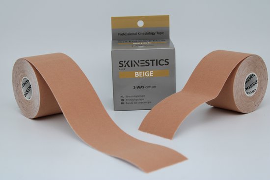 Twee rollen beige Skinestics sporttape 2-weg katoen naast een doosje.