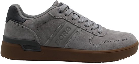 Grijze suède sneaker met bruine zool en BORG logo op de zijkant.