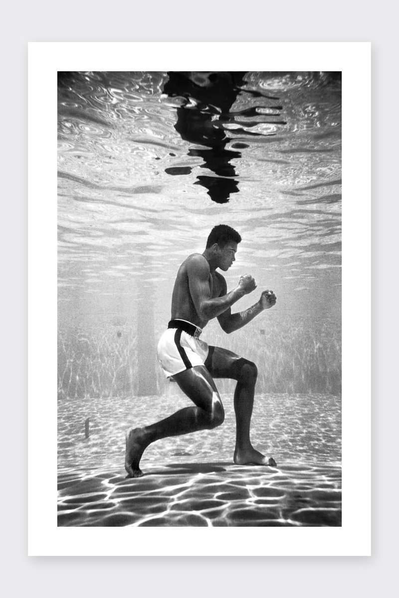 Muhammad Ali Poster - Zwart Wit - Onderwater - Bokser - Legende - Sport - Atleet - posters - formaat 30x40cm - Wanddecoratie - BXS5136WV - Met kader - passe-partouts stijl