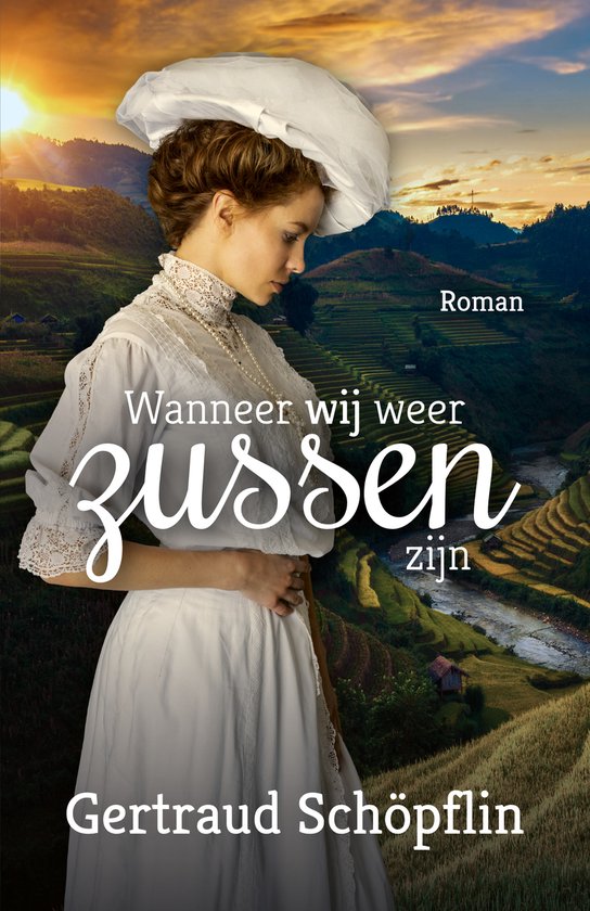 Vrouw in witte historische jurk en hoed voor rijstterrassen bij zonsondergang, titel 'Wanneer wij weer zussen zijn'.