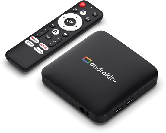 Een zwarte Android TV box en afstandsbediening op een witte achtergrond.