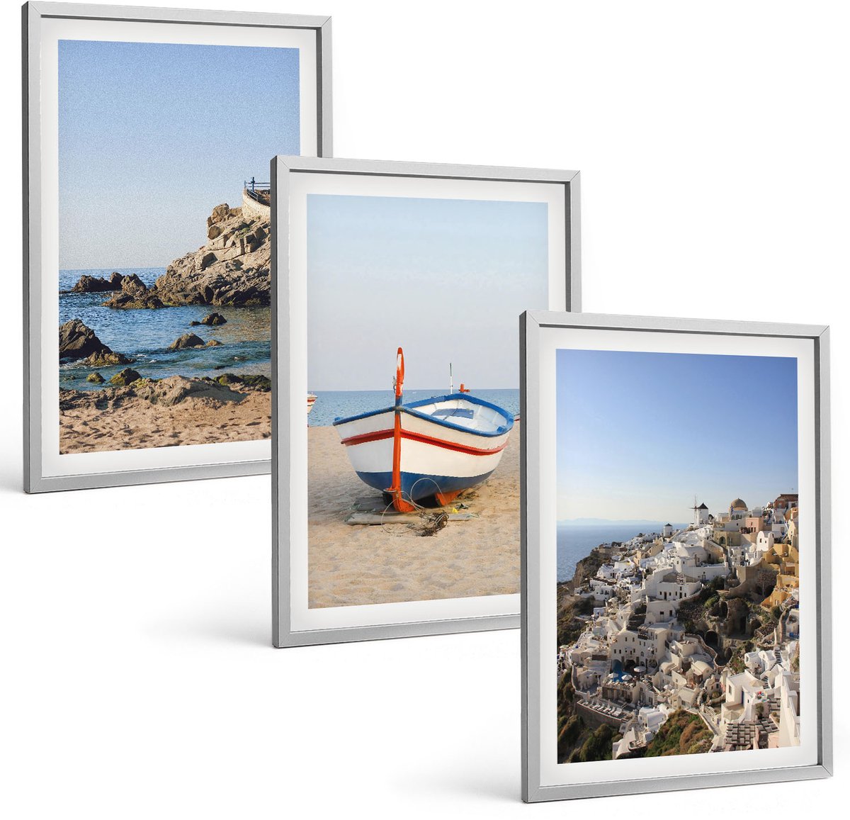 Coloray 3-Delige Schilderij Set - Uitzicht Op Zee Met Boten En Witte Huizen In Griekenland - 40 x 60 cm - Moderne Wanddecoratie - Slaapkamer - Woonkamer Decoratie