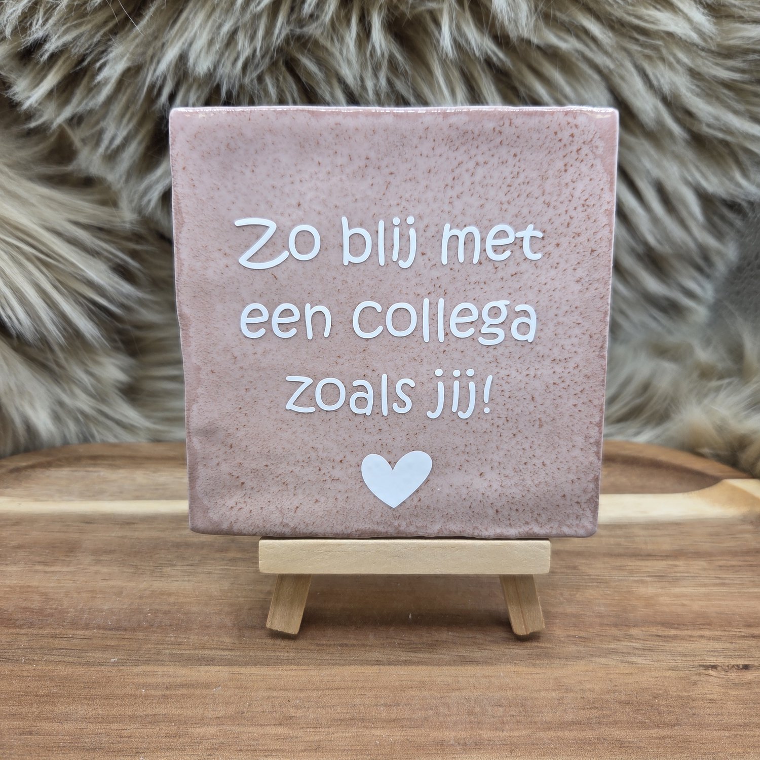 CreaCraft Robuust wenstegeltje: Zo blij met een collega zoals jij! - Tegeltjes met tekst - Cadeau voor collega of zomaar – Wenstegeltje - Brievenbuscadeau - CreaCraft - Vriendschap Lichtroze/Wit