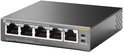 Zwarte TP-Link TL-SG1005P 5-poorts gigabit switch met 4 PoE-poorten, in perspectief getoond.