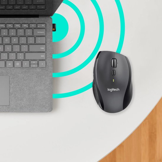 Zwarte Logitech muis naast een laptop met draadloos signaalbereik.