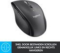 Zwarte Logitech muis voor zijwaarts navigeren en snel scrollen door bestanden.