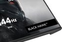 Detail van de hoek van de Black Hawk monitor met 144Hz en 1ms specificaties op een achtergrond met futuristische helm.