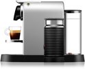 Zilveren Krups Nespresso Citiz & Milk koffiemachine met zwarte melkopschuimer en kopje espresso.