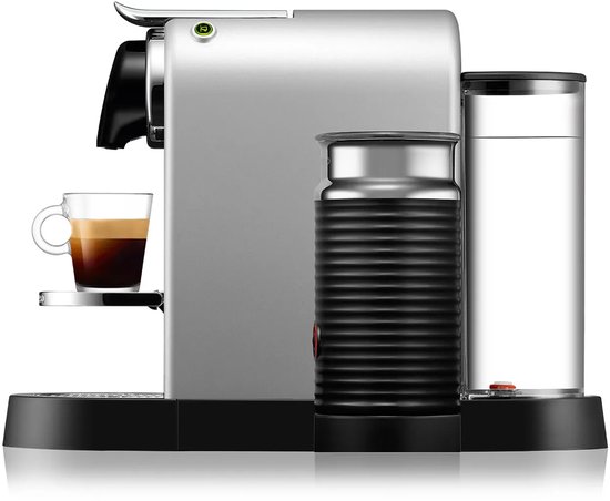 Zilveren Krups Nespresso Citiz & Milk koffiemachine met zwarte melkopschuimer en kopje espresso.