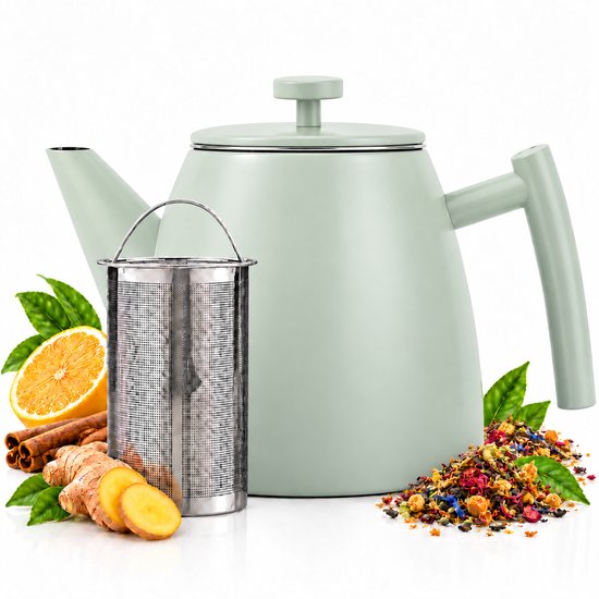 Mintgroene theepot naast een roestvrijstalen filter, gember, citroen en losse thee.