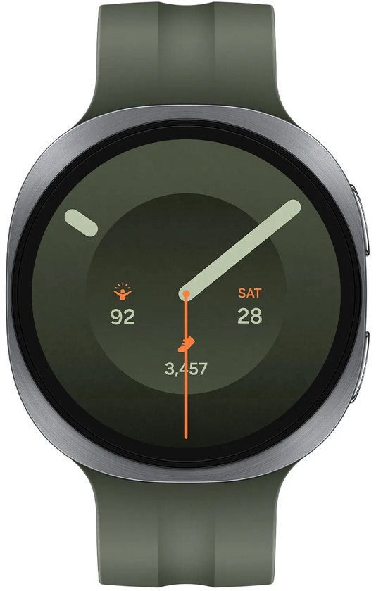 Close-up van olijfgroene smartwatch wijzerplaat met zaterdag 28, 92 activiteit en 3457 stappen.