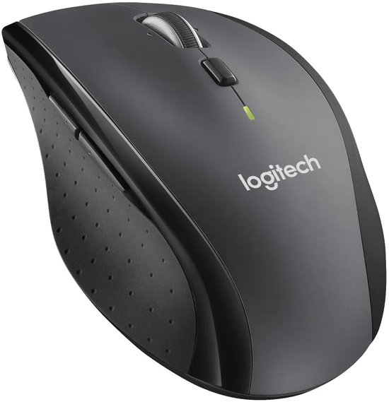 Zwarte Logitech M705 draadloze muis vanuit een hoek, met rubberen zijgrepen en scrollwiel.