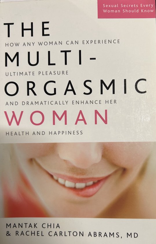 Voorzijde van het boek The Multi-Orgasmic Woman met een close-up van een glimlachende vrouw.