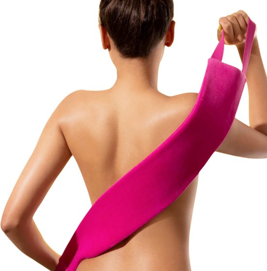 Vrouw met blote rug die een fuchsia roze zelfbruiner rugband vasthoudt.