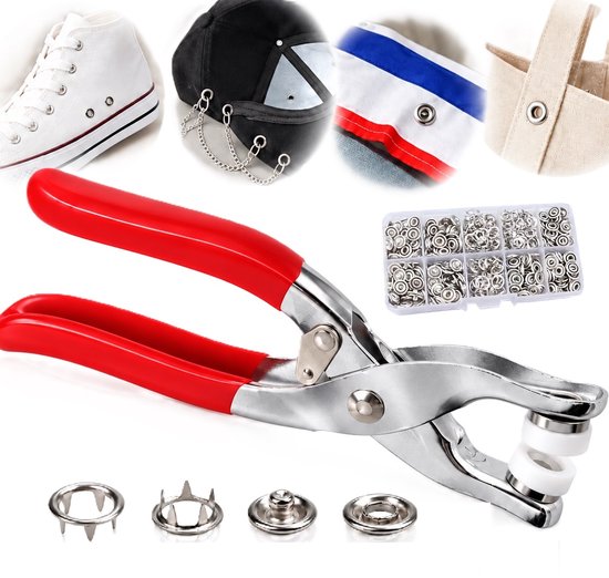 Tang met rode handgrepen en diverse voorbeelden van drukknopen op schoenen, petten en kleding.