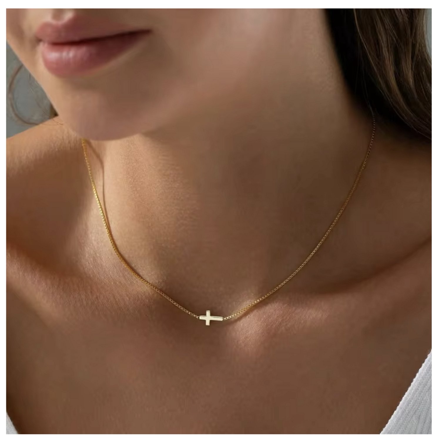 Maevi® Ketting met Kruis - Kleur: Goud - Materiaal: Stainless Steel / RVS - Verkleurt Niet - Hoge Kwaliteit - Lengte: 40 cm - Ketting met Kruisje - Christelijk / Katholiek - Godsdienst / Kruis / Cross - Hoge Kwaliteit - Incl. Luxe Verpakking