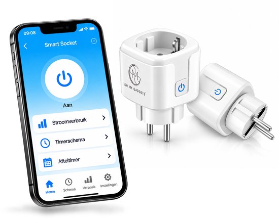 Twee witte slimme stekkers naast een smartphone met een app-scherm voor stroomverbruik en timerinstellingen.