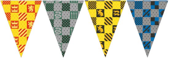 Harry Potter vlaggenlijn met vier verschillende driehoekige wimpels in de kleuren van de Zweinstein afdelingen.