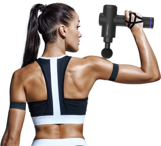 Vrouw in sportkleding gebruikt een zwart Northwall massagepistool op haar schouderspier.