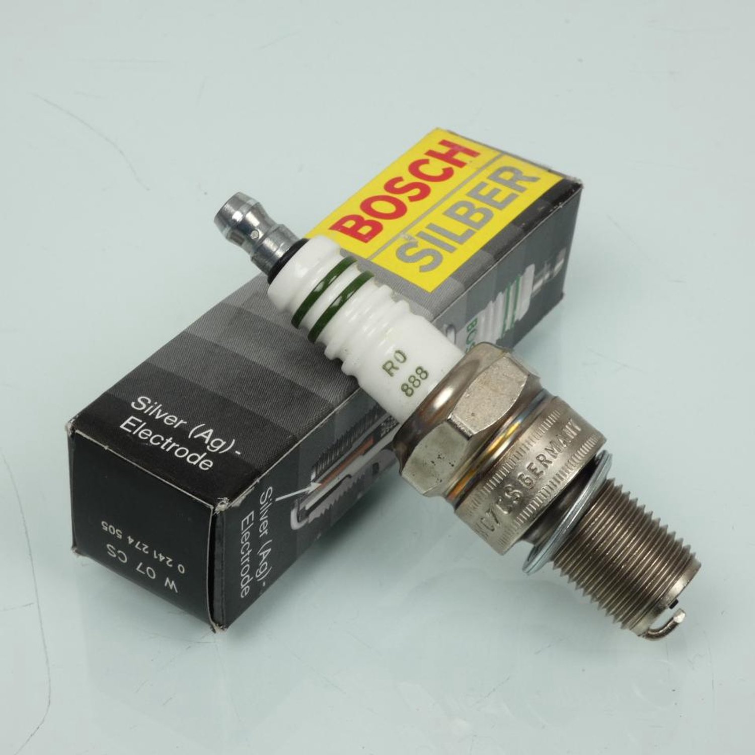 Bougie d'allumage Bosch pour Moto KTM 500 GS 1978 à 1994 Neuf