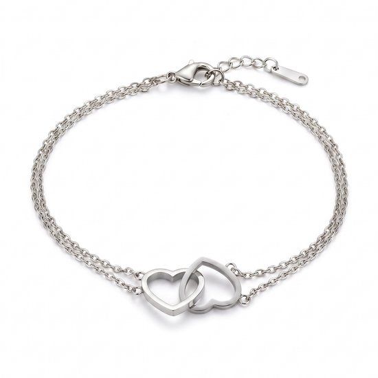 Zilverkleurige armband met een dubbele ketting en twee verbonden hartjes op een witte achtergrond.