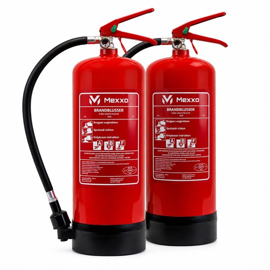 Twee rode 6 liter Mexxo schuimblussers met zwarte voet, slang en instructielabel voor klasse A, B en F branden.